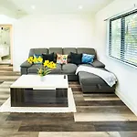 One Bedroom Modern Apartment Near Famous Venice Beach