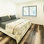 One Bedroom Modern Apartment Near Famous Venice Beach