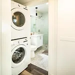 One Bedroom Modern Apartment Near Famous Venice Beach